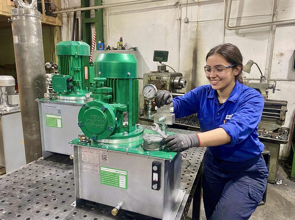 Сборка маслостанций в цехе HydraulicUnit