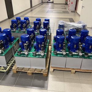 Реализованные проекты 30 - Производство гидравлического оборудования Партия маслостанций HydraulicUnit в цеху перед отгрузкой