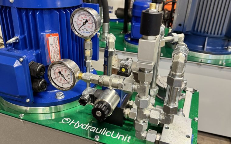 Манометры и гидроаппаратура контроля давления на маслостанции HydraulicUnit